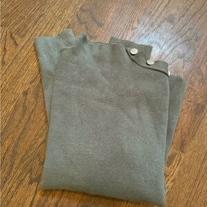 🔥End of year sale🔥Tahari sweater-size M-great condition